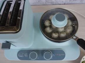 倒入适量水，盖上锅盖，煮至水分收干。