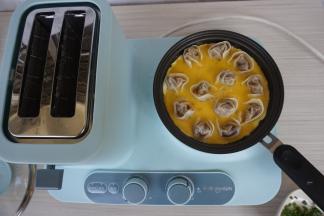 鸡蛋和盐搅拌均匀，倒入鸡蛋液，盖上锅盖。