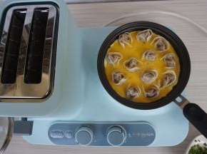 鸡蛋和盐搅拌均匀，倒入鸡蛋液，盖上锅盖。