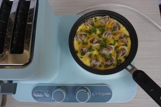 监制蛋液凝固，撒上葱花。