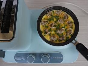 监制蛋液凝固，撒上葱花。