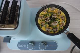 盖上锅盖一分钟左右，最后撒上黑芝麻。