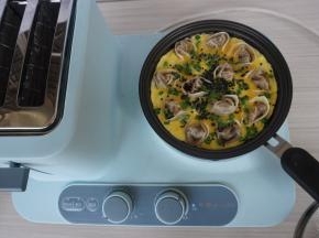 盖上锅盖一分钟左右，最后撒上黑芝麻。