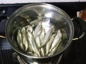 放锅里煮或蒸熟一下下