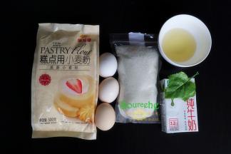 食材：鸡蛋3个、金龙鱼糕点用小麦粉（低筋小麦粉）50克、色拉油22克、牛奶25克、细砂糖35克（加入蛋白中）、细砂糖15克（蛋黄中）