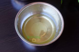 蛋黄和蛋白分开，蛋白加入15克的白砂糖，用打蛋器打至蛋白变浓稠，呈粗泡沫状。再加入15克白砂糖，蛋白的面包出现纹路。