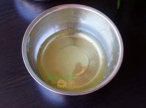 蛋黄和蛋白分开，蛋白加入15克的白砂糖，用打蛋器打至蛋白变浓稠，呈粗泡沫状。再加入15克白砂糖，蛋白的面包出现纹路。