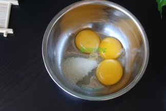 蛋黄糊的制作：蛋黄加入白砂糖，轻轻打散，不需要打发。依次加入色拉油、牛奶拌均。