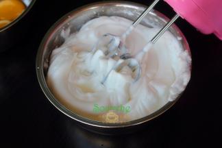 最后加入15克白砂糖，继续用打蛋器打至蛋白能拉出弯曲的尖勾，表示已经达到湿性发泡的程度，继续再打一小会，