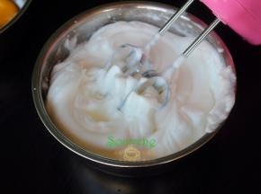 最后加入15克白砂糖，继续用打蛋器打至蛋白能拉出弯曲的尖勾，表示已经达到湿性发泡的程度，继续再打一小会，