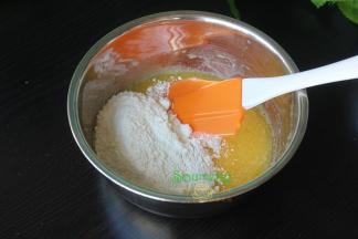 面粉过筛，然后加入蛋黄糊里，用橡皮刮刀轻轻翻拌均匀，不要用力，避免面粉起筋。用力拌均的面糊，戚风蛋糕就不松软，太硬。