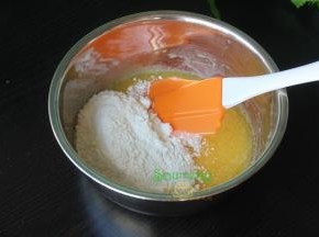 面粉过筛，然后加入蛋黄糊里，用橡皮刮刀轻轻翻拌均匀，不要用力，避免面粉起筋。用力拌均的面糊，戚风蛋糕就不松软，太硬。