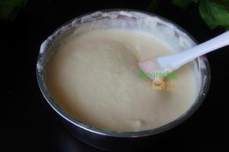 三分之一的蛋白倒入蛋黄糊中，用橡胶刮刀从底部往上翻，左右翻，不要划圈，容易削去蛋白的泡。拌均的蛋黄糊全部倒入剩下的蛋白盘里。用相同的方法，从底部往上翻拌均，蛋白糊和蛋黄糊完全混合。