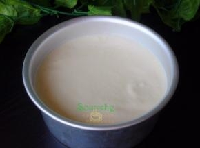混合好的蛋糕糊，倒入6寸的蛋糕模具，抹平，并用力震动一下蛋糕模具，把内部气泡震出来。