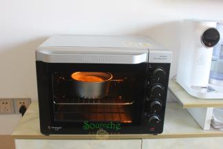 烤箱预热，上下火，中层，180度，35分钟。我用的是长帝烤箱，每个烤箱不同，温度和时间略有不同。