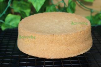 烤好的蛋糕从烤箱取出，倒扣放入冷却架上，进行冷却，轻轻一晃，蛋糕就可以脱模。然后切块，香软可口，太好吃了。