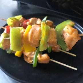 竹签浸泡水约5分钟左右

（这样的竹签就不怕烤黑了）

依次把彩椒，尖椒，鸡胸肉丁串好。