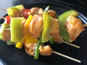 竹签浸泡水约5分钟左右

（这样的竹签就不怕烤黑了）

依次把彩椒，尖椒，鸡胸肉丁串好。
