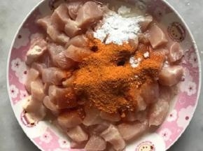 鸡胸肉放入印度坦度里腌翅料

生粉搅拌均匀腌制20分钟！