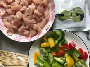 鸡胸肉切丁，彩椒，尖椒也切成均匀大小的块状