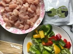 鸡胸肉切丁，彩椒，尖椒也切成均匀大小的块状