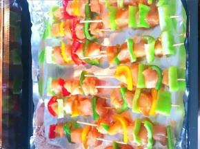 烤盘放上锡纸，烤箱提前180度预热10分钟

锡纸刷上一层油，

把鸡肉串放入烤盘中，