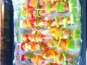 烤盘放上锡纸，烤箱提前180度预热10分钟

锡纸刷上一层油，

把鸡肉串放入烤盘中，