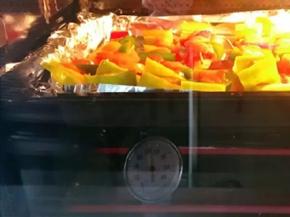 烘烤时间180度20分钟，放到中层。

（喜欢微焦老火的建议放上层）

这样烤出来鸡肉串秒杀了外面烧烤店卖的百倍，

最重要是放心安全