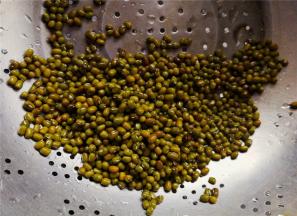 首先把绿豆洗净，挑出坏了，沥干备用。