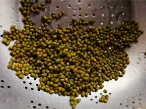 首先把绿豆洗净，挑出坏了，沥干备用。