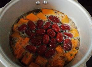 先不要加盖，开大火煮沸，把红枣洗净放入锅中。