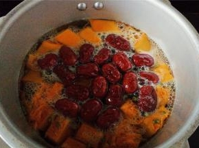 先不要加盖，开大火煮沸，把红枣洗净放入锅中。