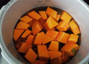 给南瓜去皮，去籽切小块，备个高压锅放入南瓜块，绿豆，再倒入适量的清水。