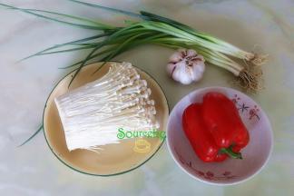食材：金针菇、红辣椒、大蒜、香葱、麻油、油、盐。