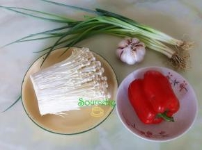 食材：金针菇、红辣椒、大蒜、香葱、麻油、油、盐。