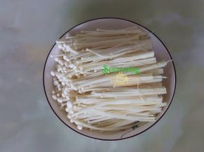 洗净的金针菇，放入蒸盘，蒸盘不要浅，蒸好的金针菇有很多汤汁，太浅容易把汁溢出来。