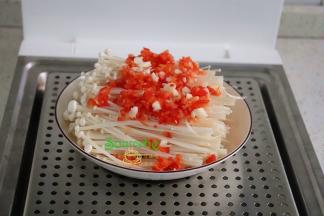 把盘子放入蒸锅的蒸架上，在蒸锅的水箱上倒入适量的饮用水。我用的蒸锅是臻米折叠电蒸锅，10秒快速出蒸汽，比普通的蒸锅快30倍。
