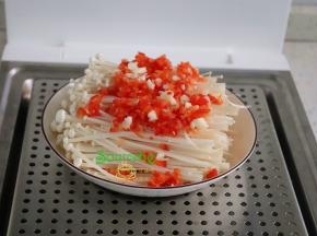 把盘子放入蒸锅的蒸架上，在蒸锅的水箱上倒入适量的饮用水。我用的蒸锅是臻米折叠电蒸锅，10秒快速出蒸汽，比普通的蒸锅快30倍。