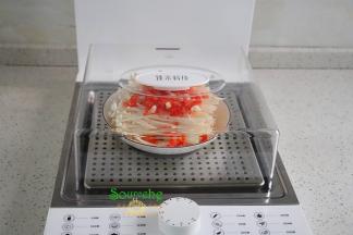 盖子蒸锅盖子，我设置的6分钟，恰到好处，不会太熟，也不会生。蒸熟的金针菇放点切好的香葱，吃的时候拌均一下，麻辣、开胃，非常好吃。