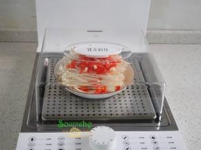 盖子蒸锅盖子，我设置的6分钟，恰到好处，不会太熟，也不会生。蒸熟的金针菇放点切好的香葱，吃的时候拌均一下，麻辣、开胃，非常好吃。