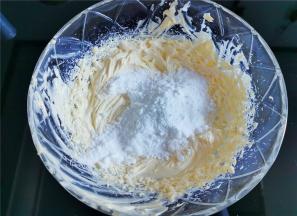 接着倒入糖粉，继续充分的打发，打制轻盈膨大羽毛状。