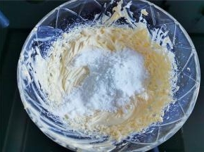 接着倒入糖粉，继续充分的打发，打制轻盈膨大羽毛状。