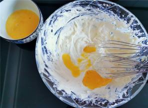 再把鸡蛋打散，分三次倒入黄油糊中，每次都要充分吸收后倒入，避免油水分离。