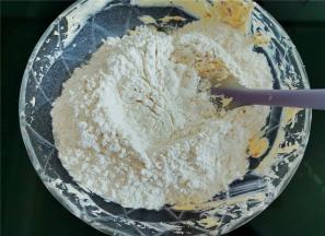 低筋面粉倒入黄油糊中，继续用刮刀混合，无干粉，无颗粒即可。