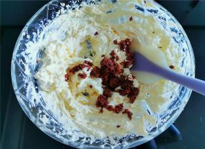 把糖桂花倒入混合好的黄油中，用刮刀均匀混合下。