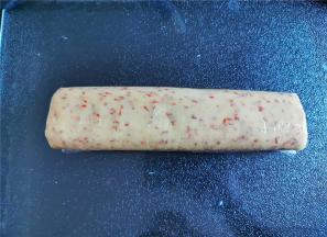 把混合好的面粉团倒入保鲜膜中整形，再放入冰箱速冻，大约1-2小时。