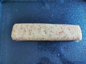 把混合好的面粉团倒入保鲜膜中整形，再放入冰箱速冻，大约1-2小时。