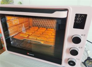 烤箱上管165，下管155预热，把烤盘放入中层烤制15分钟即可。