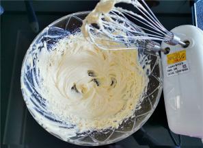 首先黄油室温下变软，用电动打蛋器打发一下。