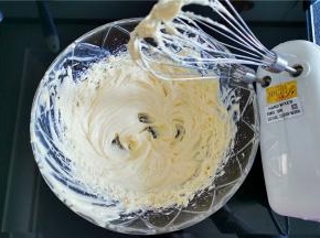 首先黄油室温下变软，用电动打蛋器打发一下。